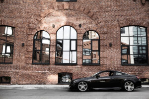 Sportbil utanför gamal industri